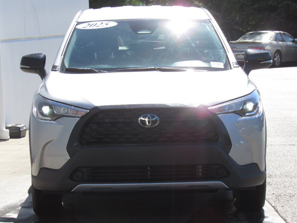 Used 2025 Toyota Corolla Cross LE AWD/4WD image 3