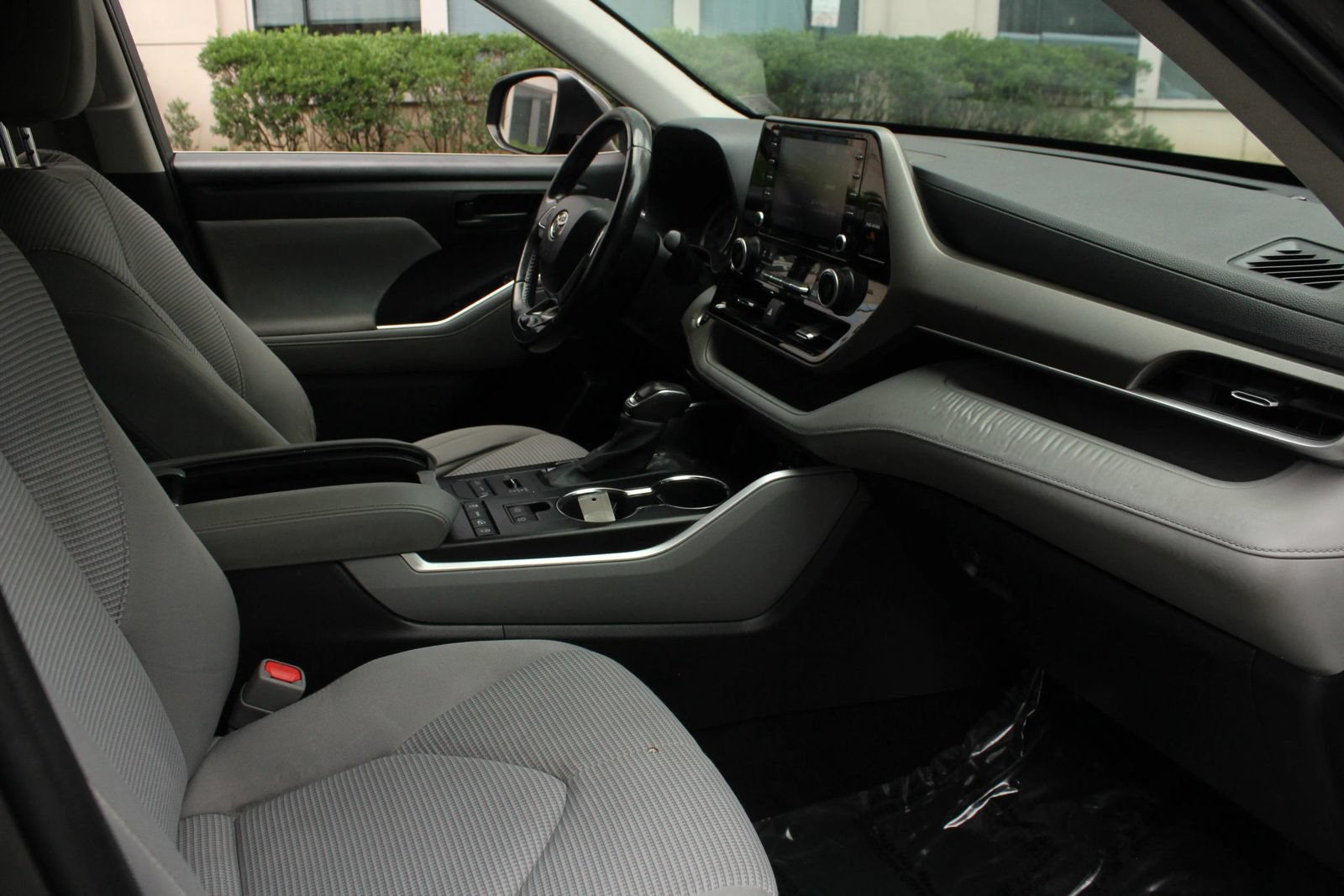 Used 2021 Toyota Highlander LE AWD/4WD image 30