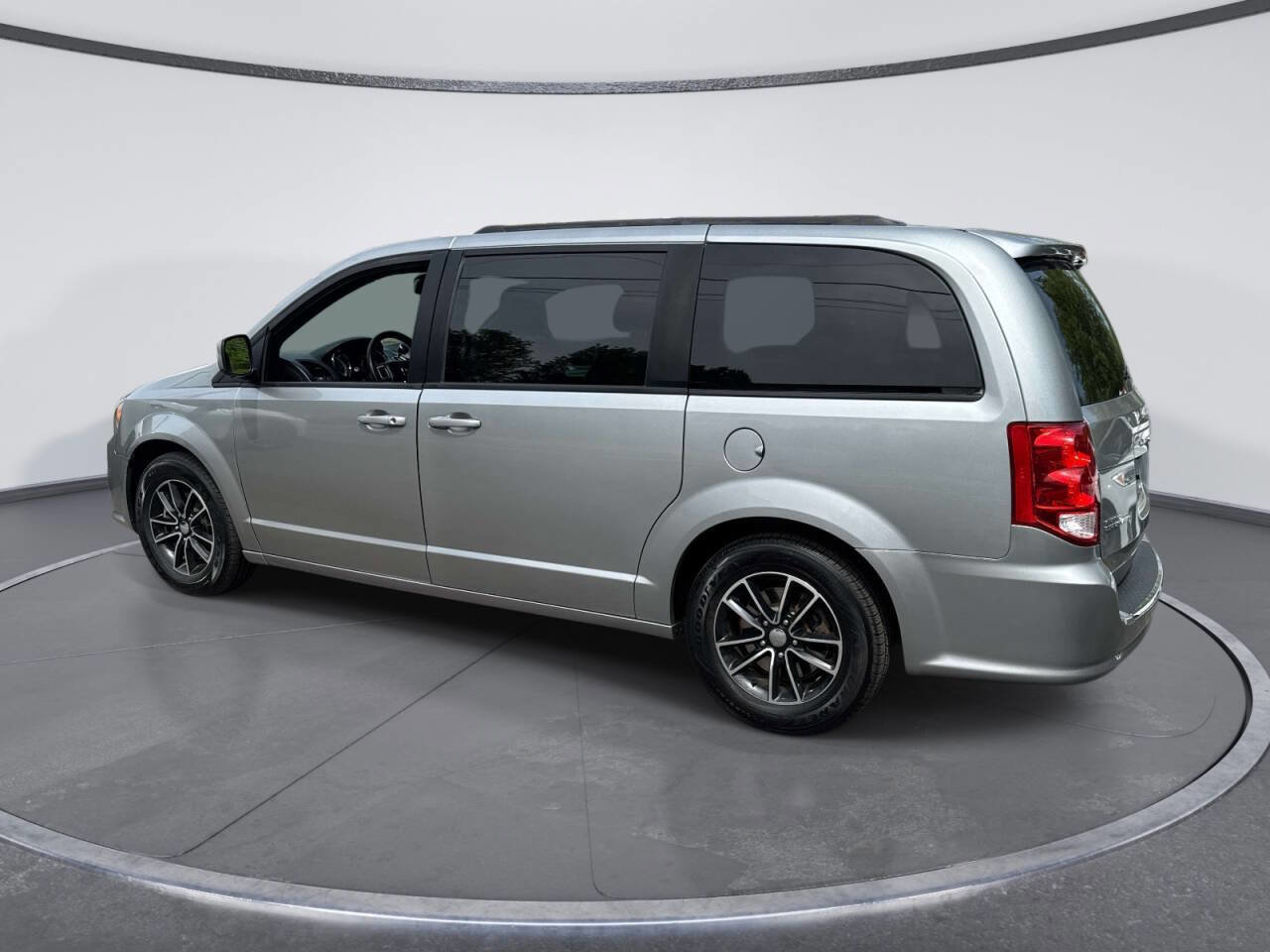 Used 2018 Dodge Grand Caravan GT FWD image 3