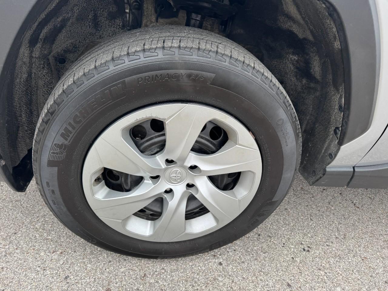 Used 2021 Toyota RAV4 LE image 7