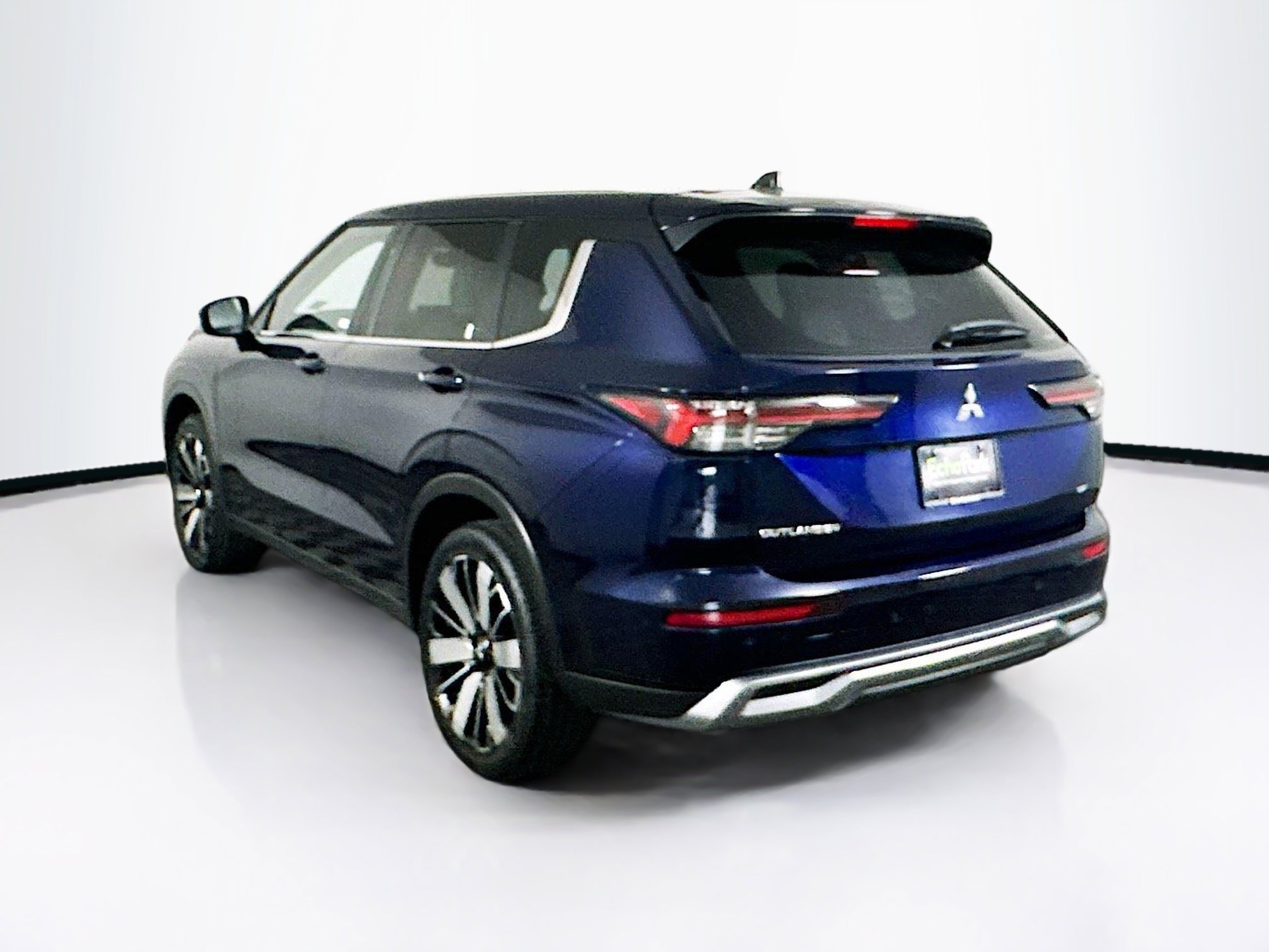 Used 2025 Mitsubishi Outlander SE image 5