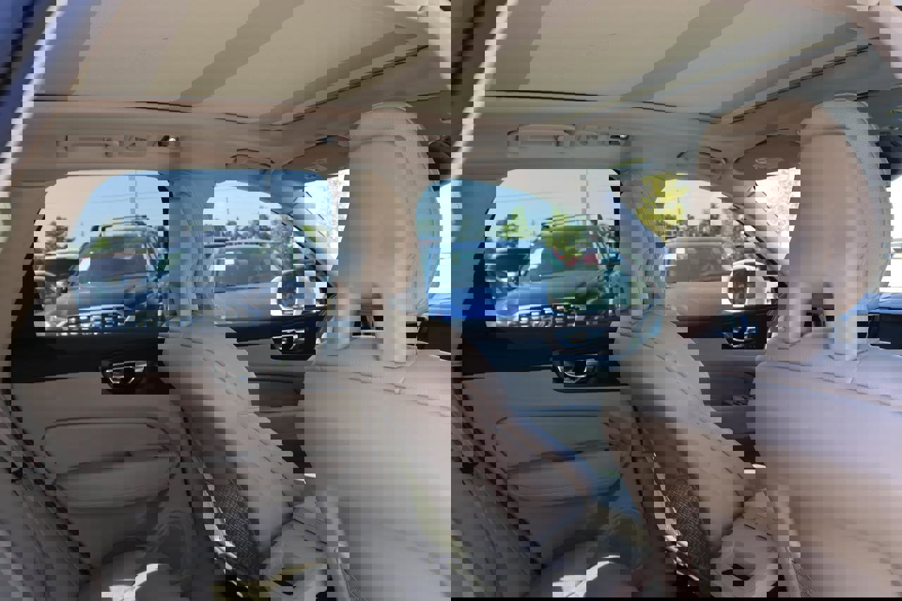 Used 2018 Volvo XC60 T6 Momentum w/ Convenience Package image 13