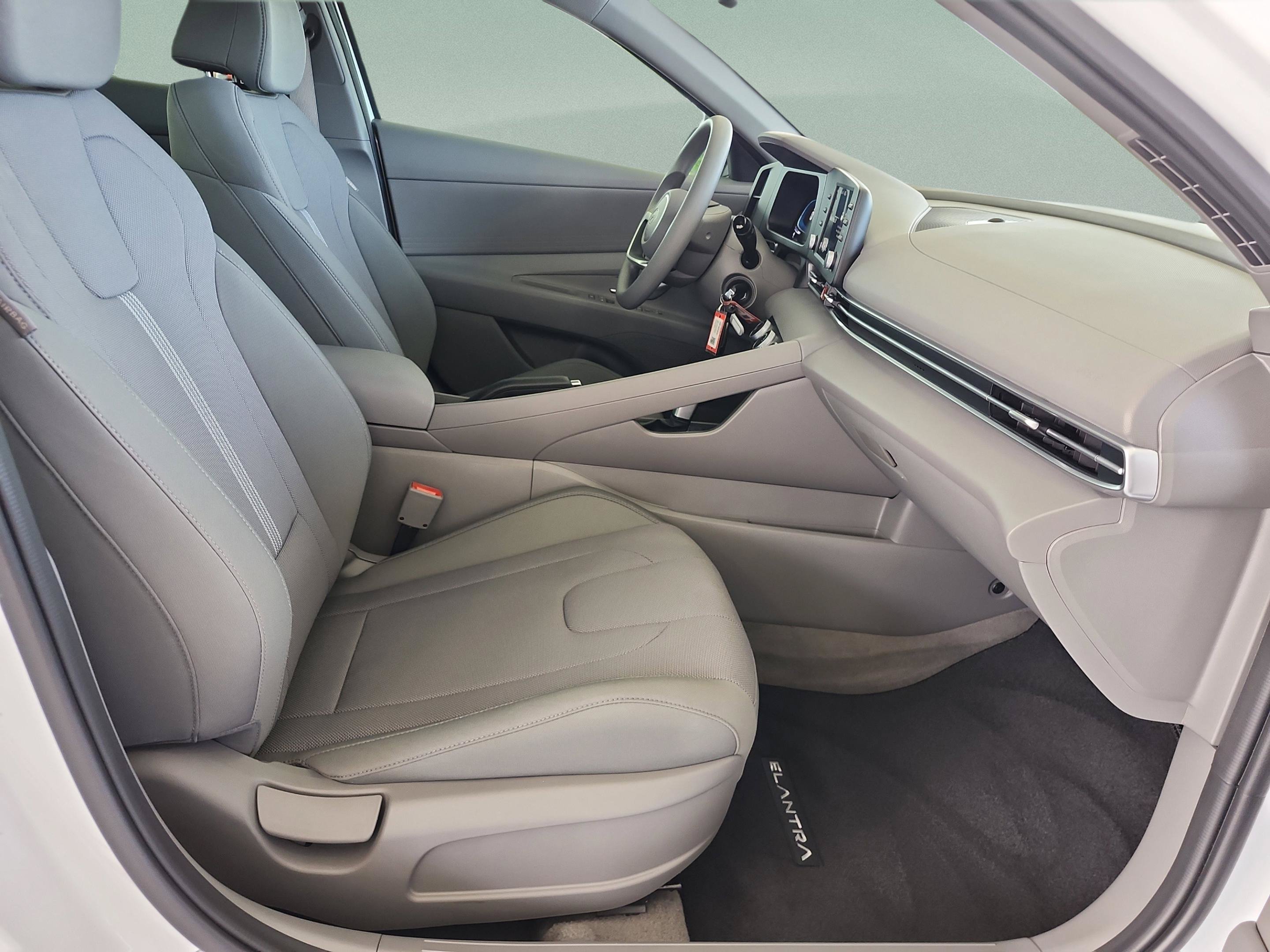 Used 2025 Hyundai Elantra SE FWD image 19
