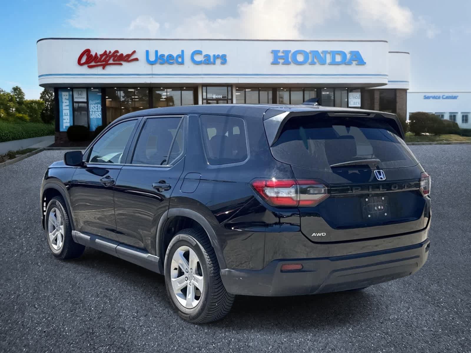 Used 2023 Honda Pilot LX image 3
