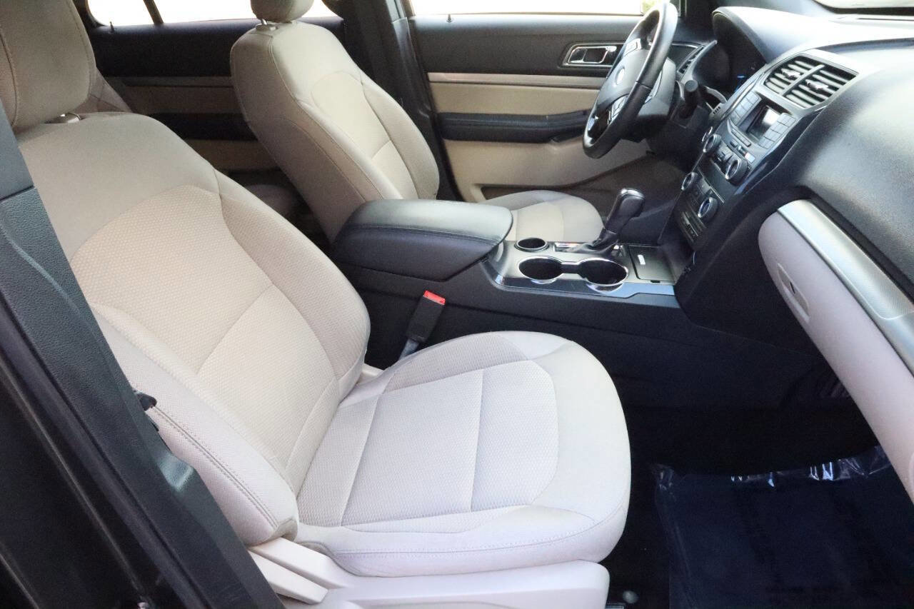 Used 2018 Ford Explorer XLT image 8