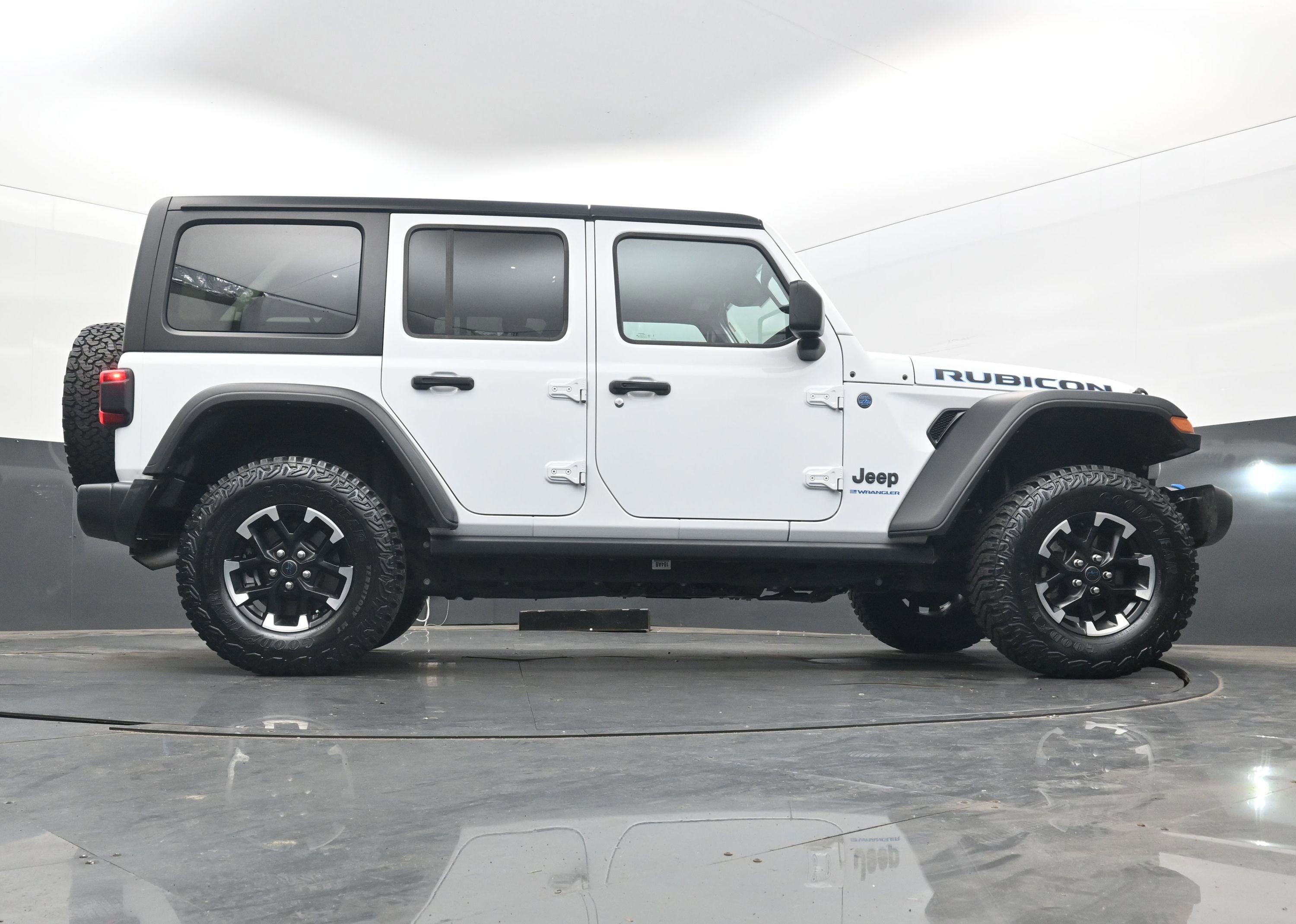 Used 2024 Jeep Wrangler Unlimited Rubicon 4xe image 32