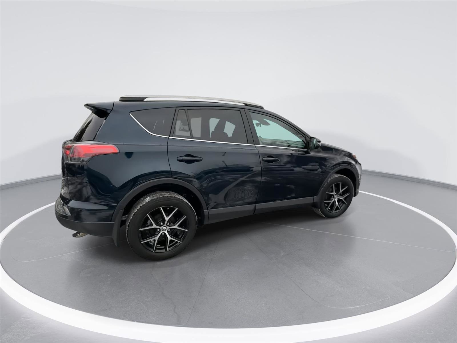 Used 2018 Toyota RAV4 SE w/ Advanced Technology Package image 8