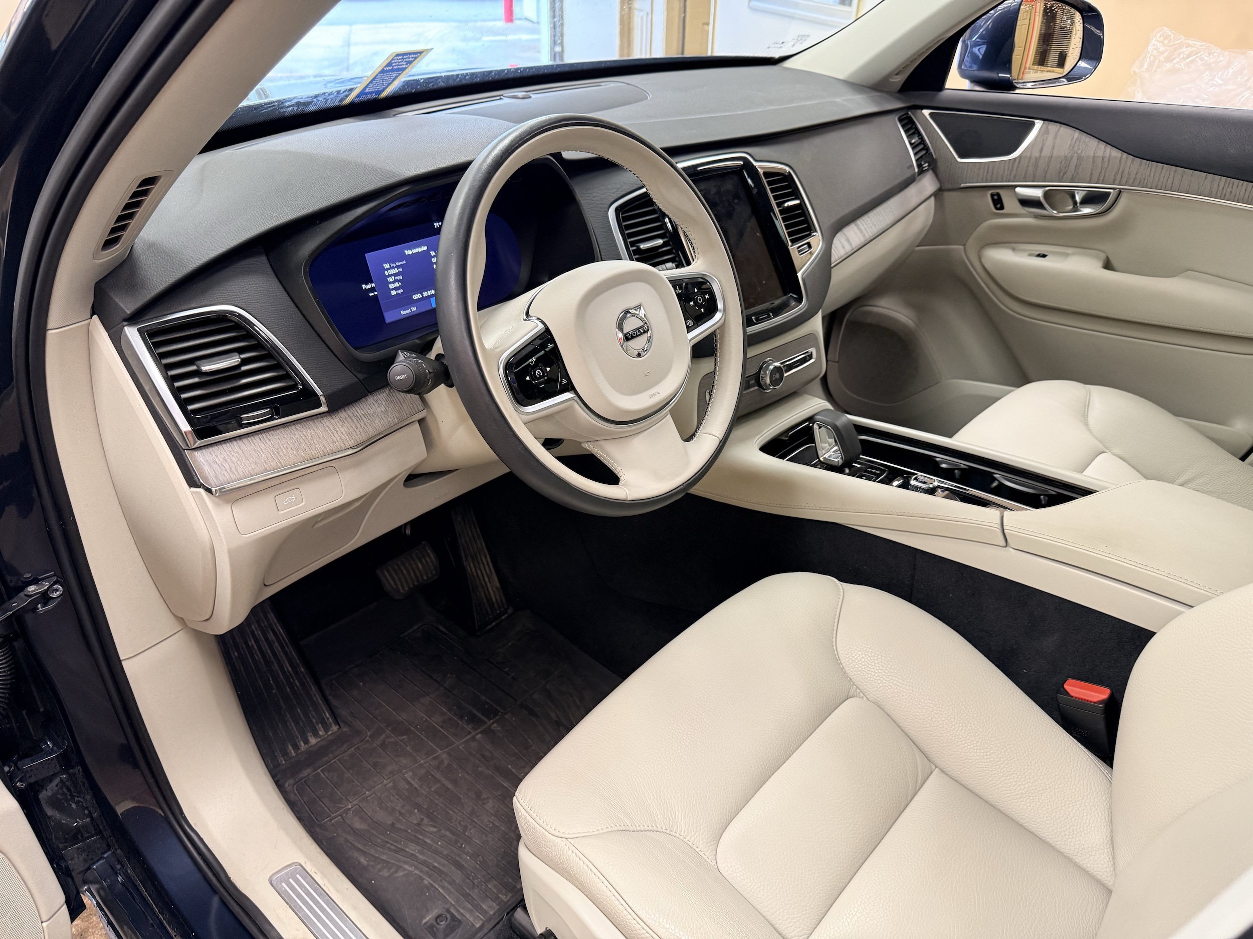 Used 2025 Volvo XC90 B6 Plus w/ Protection Package Premier AWD/4WD image 9