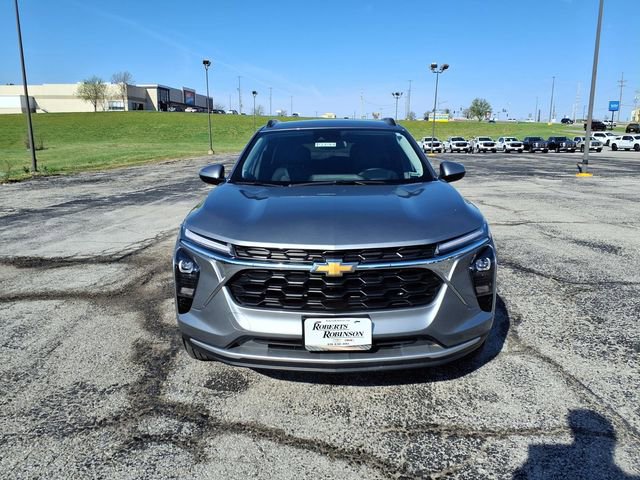 Used 2025 Chevrolet Trax LT w/ LT Convenience Package FWD image 2