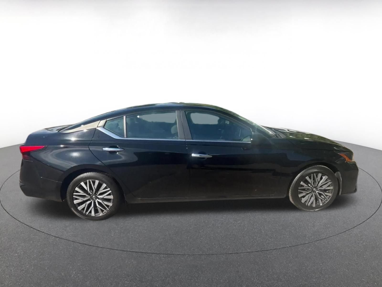 Used 2025 Nissan Altima 2.5 SV FWD image 15