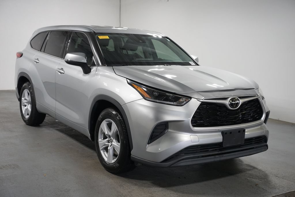 Used 2021 Toyota Highlander L FWD image 3