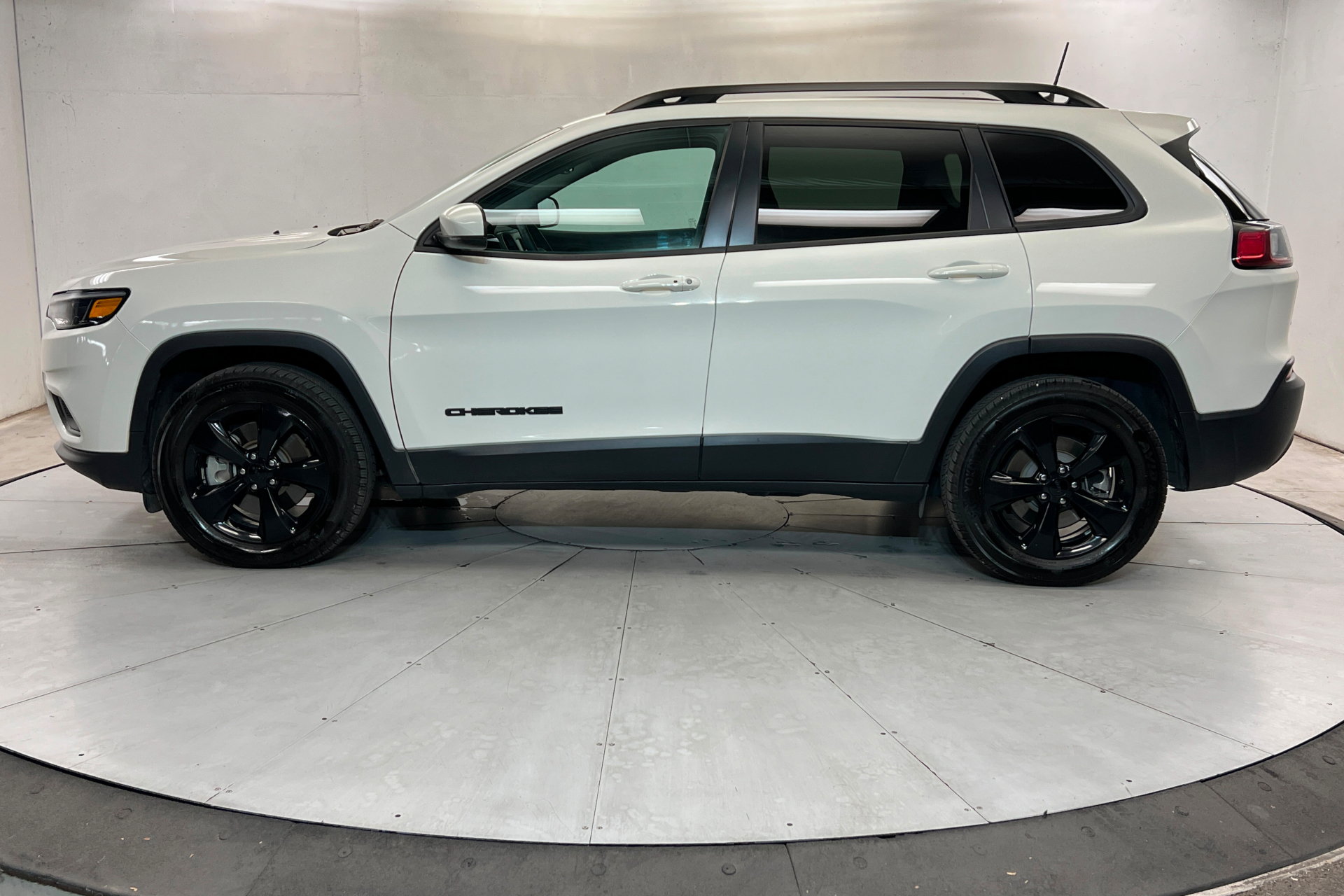 Used 2019 Jeep Cherokee Latitude Plus AWD/4WD image 2