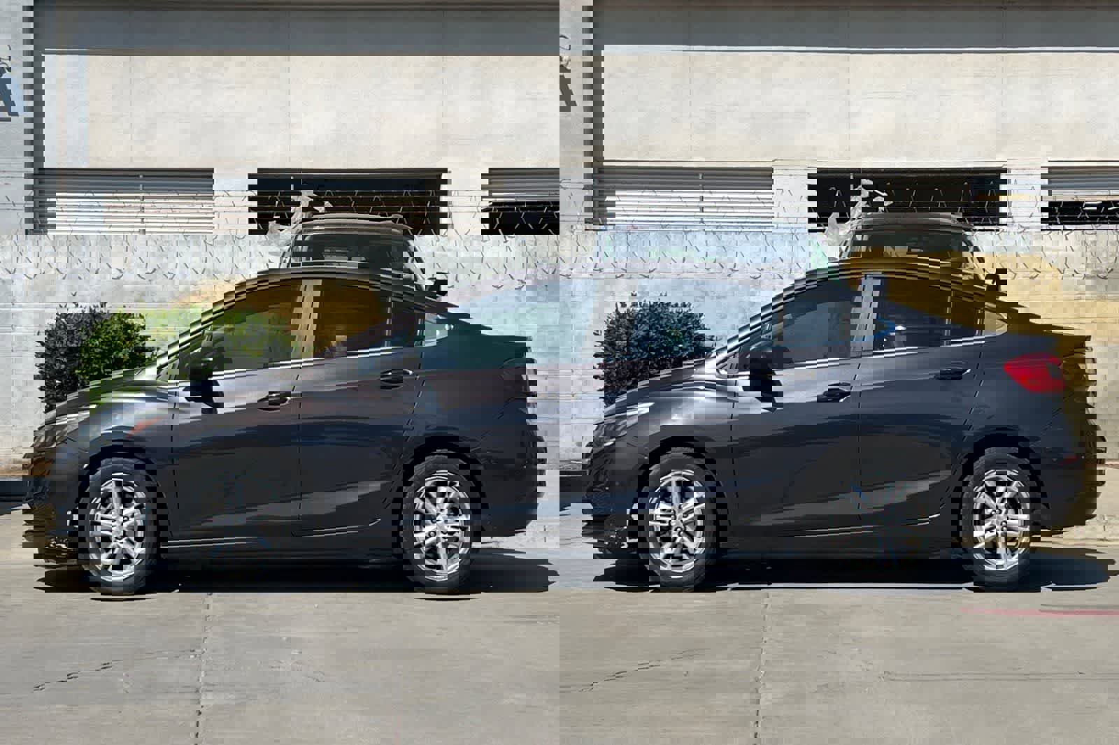 Used 2017 Chevrolet Cruze LT image 6