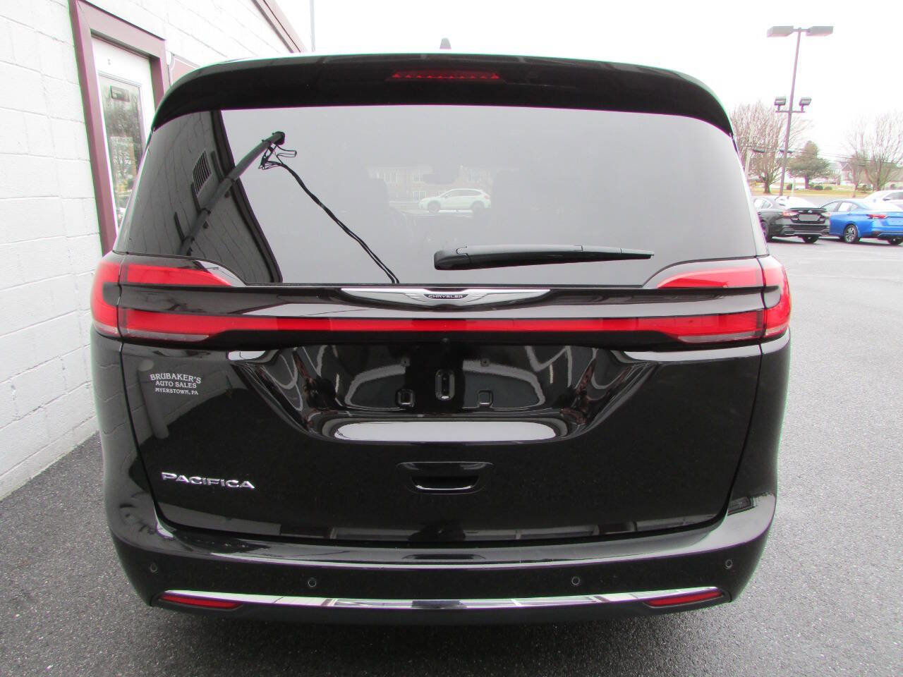 Used 2025 Chrysler Pacifica Select FWD image 3