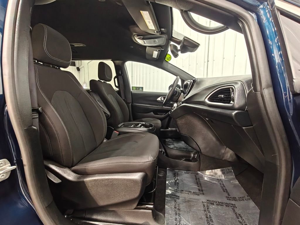 Used 2024 Chrysler Pacifica Touring image 23