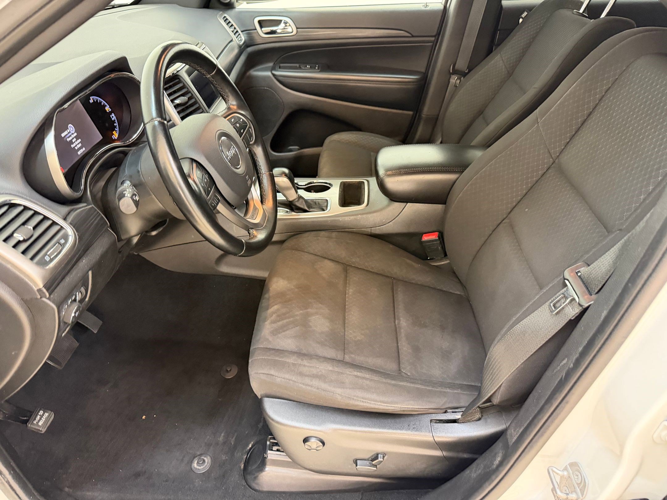 Used 2021 Jeep Grand Cherokee Laredo image 5
