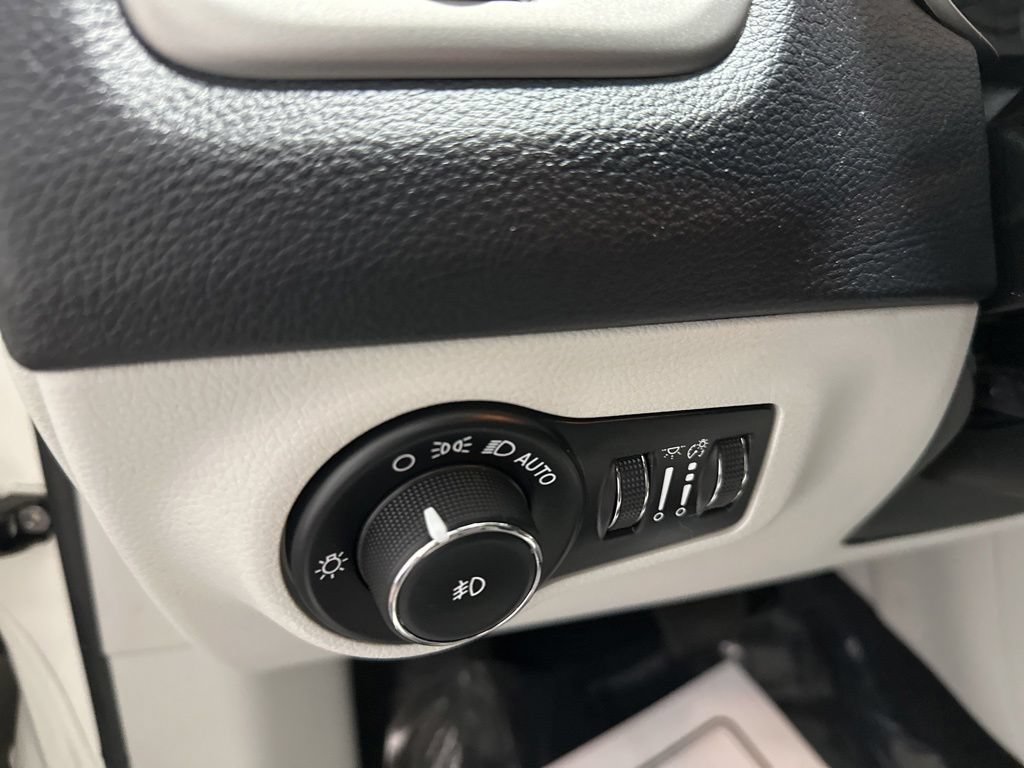 Used 2020 Jeep Compass Latitude w/ Popular Equipment Group AWD/4WD image 14