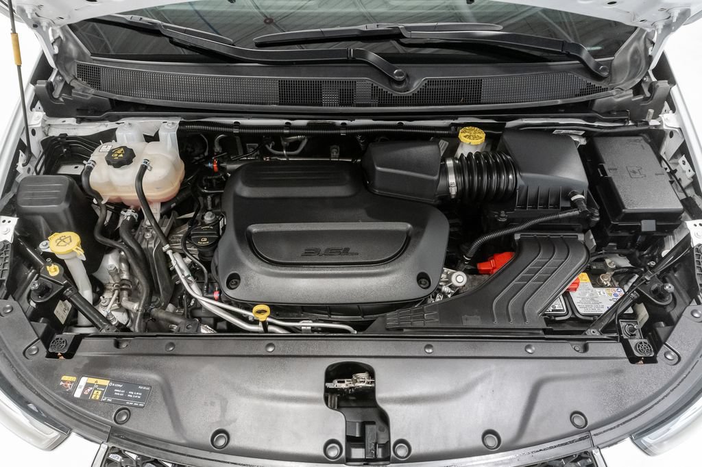 Used 2025 Chrysler Pacifica Select FWD image 3