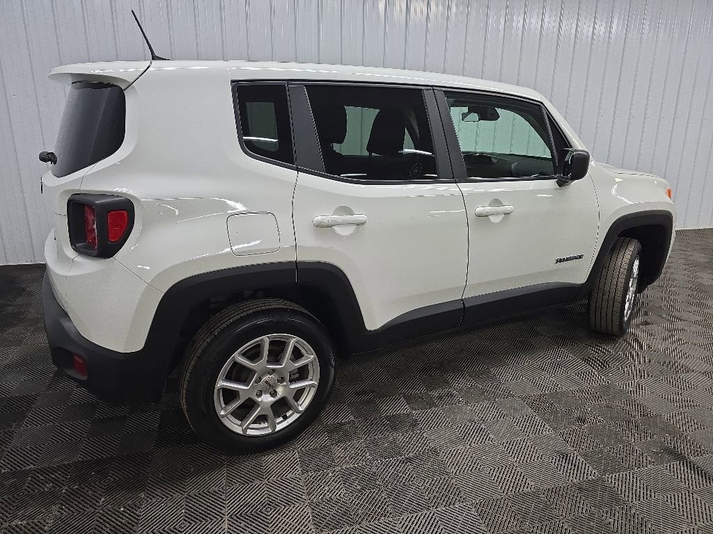 Used 2023 Jeep Renegade Latitude AWD/4WD image 3