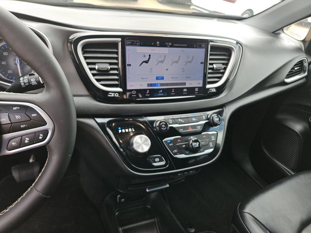 Used 2025 Chrysler Pacifica Select image 19