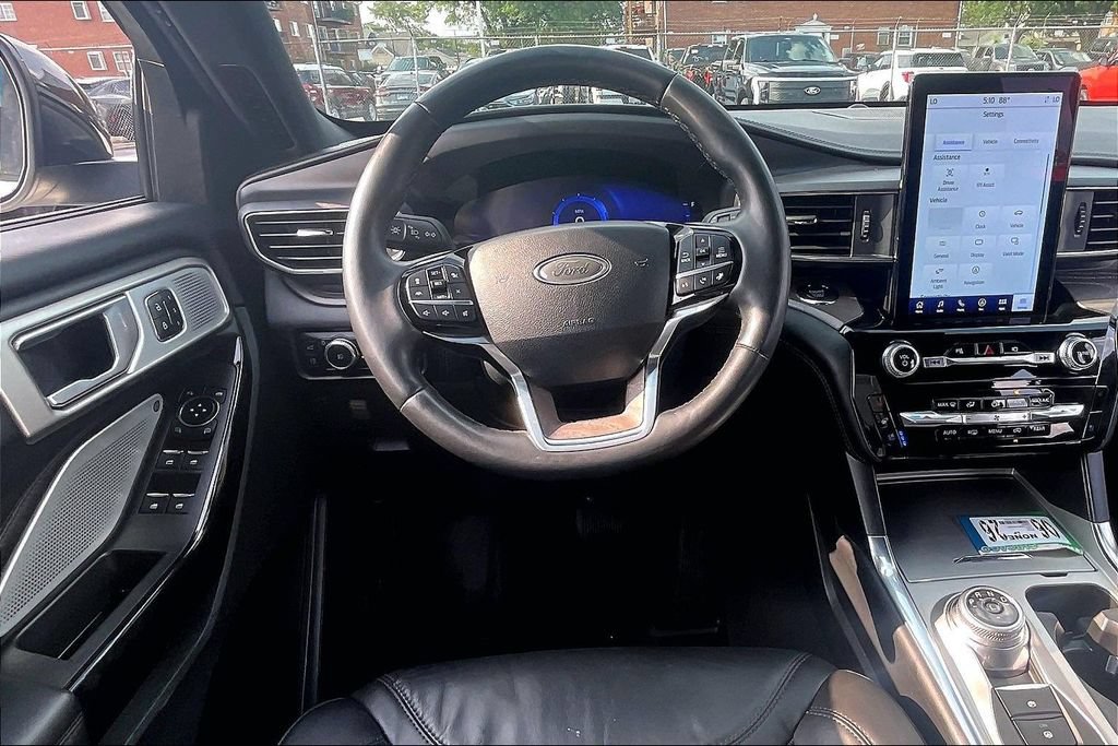 Certified 2023 Ford Explorer Platinum w/ Technology Package AWD/4WD image 4