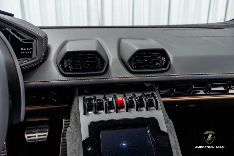 Used 2024 Lamborghini Huracan Tecnica image 34