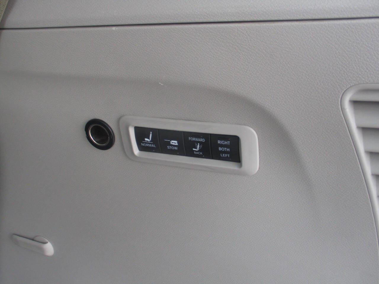 Used 2019 Chrysler Pacifica Limited FWD image 28