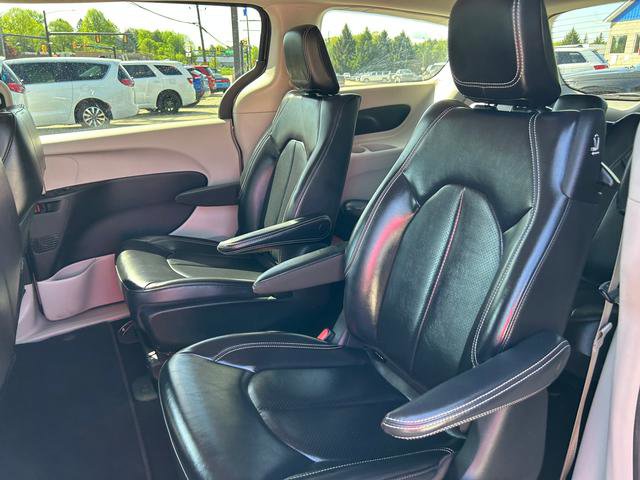 Certified 2023 Chrysler Pacifica Touring-L image 10