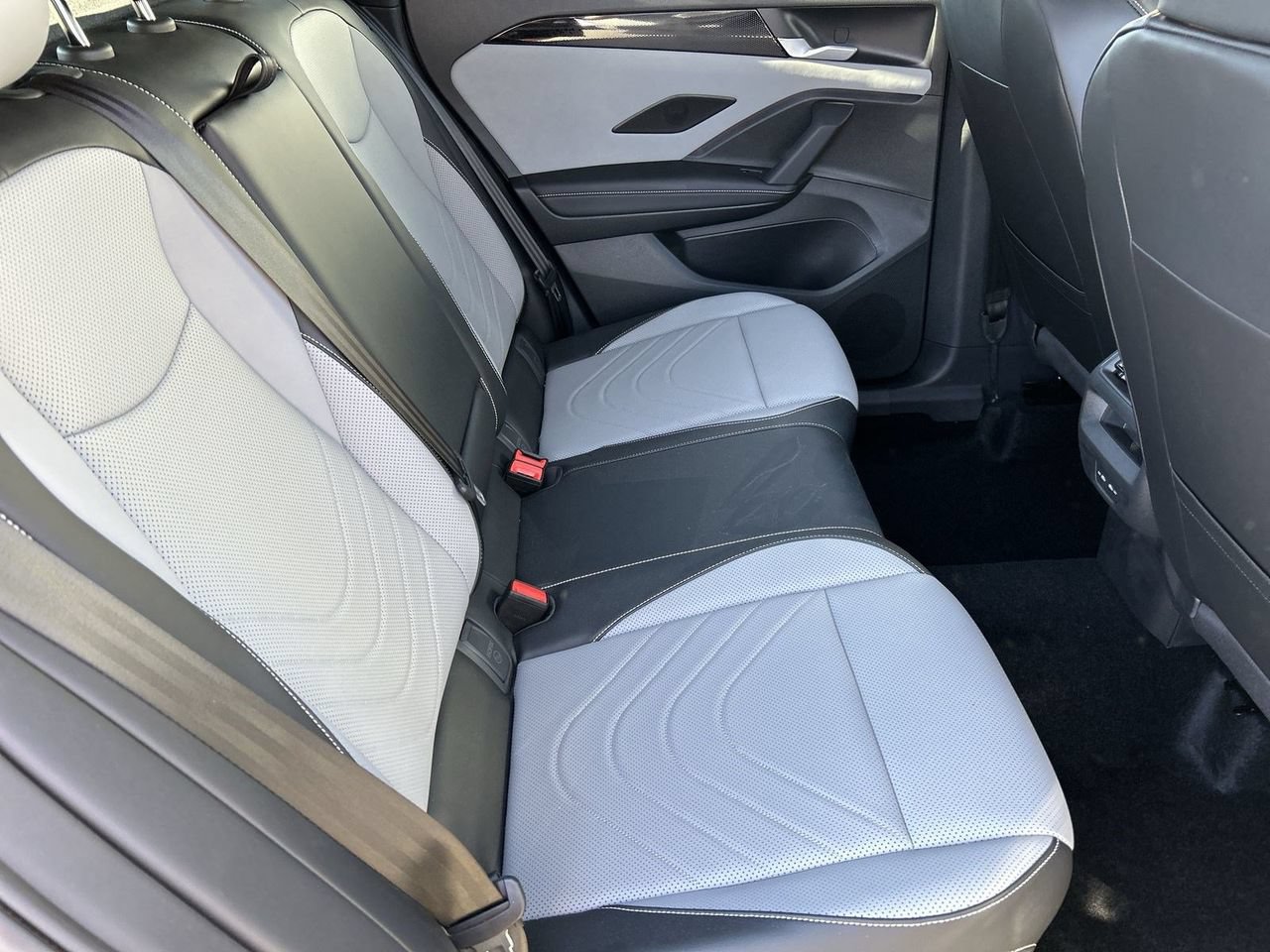 New 2026 Volkswagen Tiguan SE R-Line FWD image 9