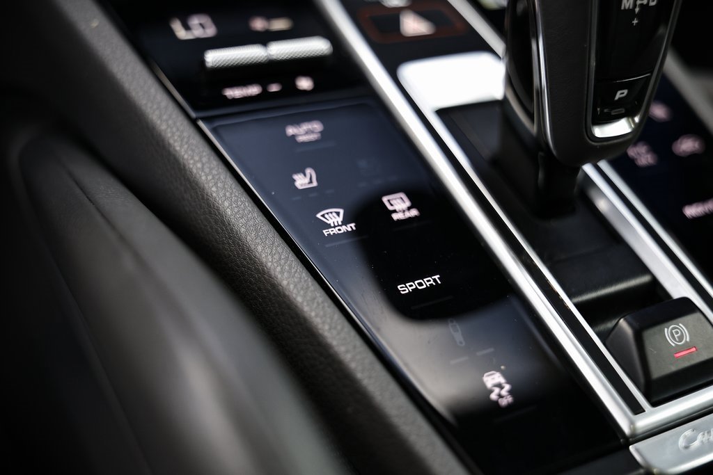 Used 2022 Porsche Cayenne Platinum Edition image 40