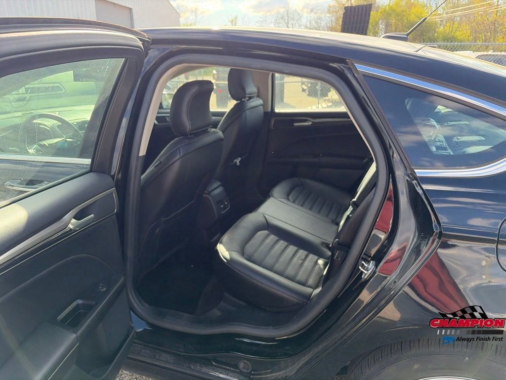 Used 2017 Ford Fusion SE w/ Fusion SE Technology Package FWD image 12