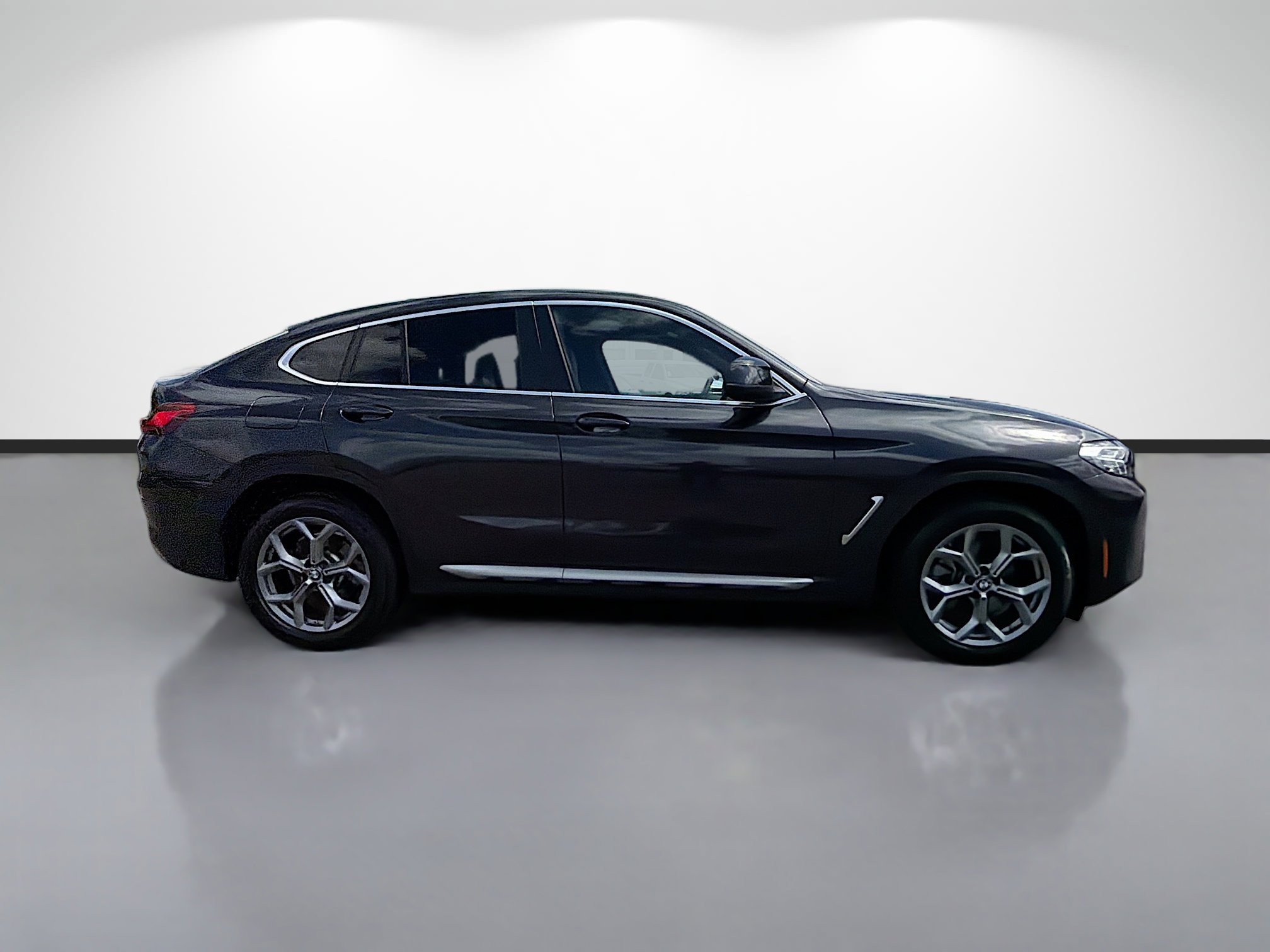 Used 2025 BMW X4 xDrive30i image 2