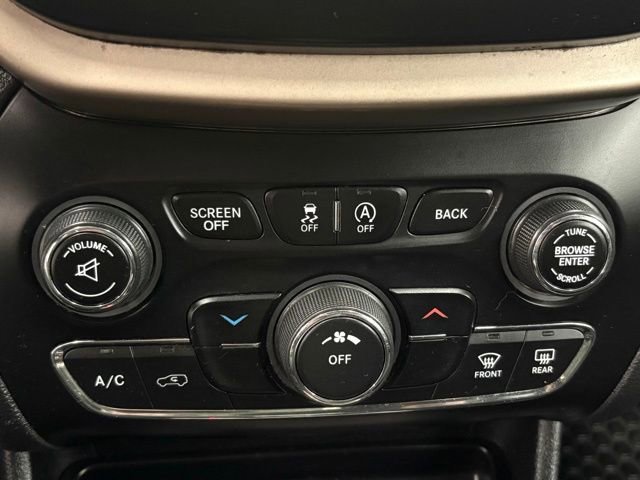 Used 2016 Jeep Cherokee Latitude w/ Cold Weather Group AWD/4WD image 26
