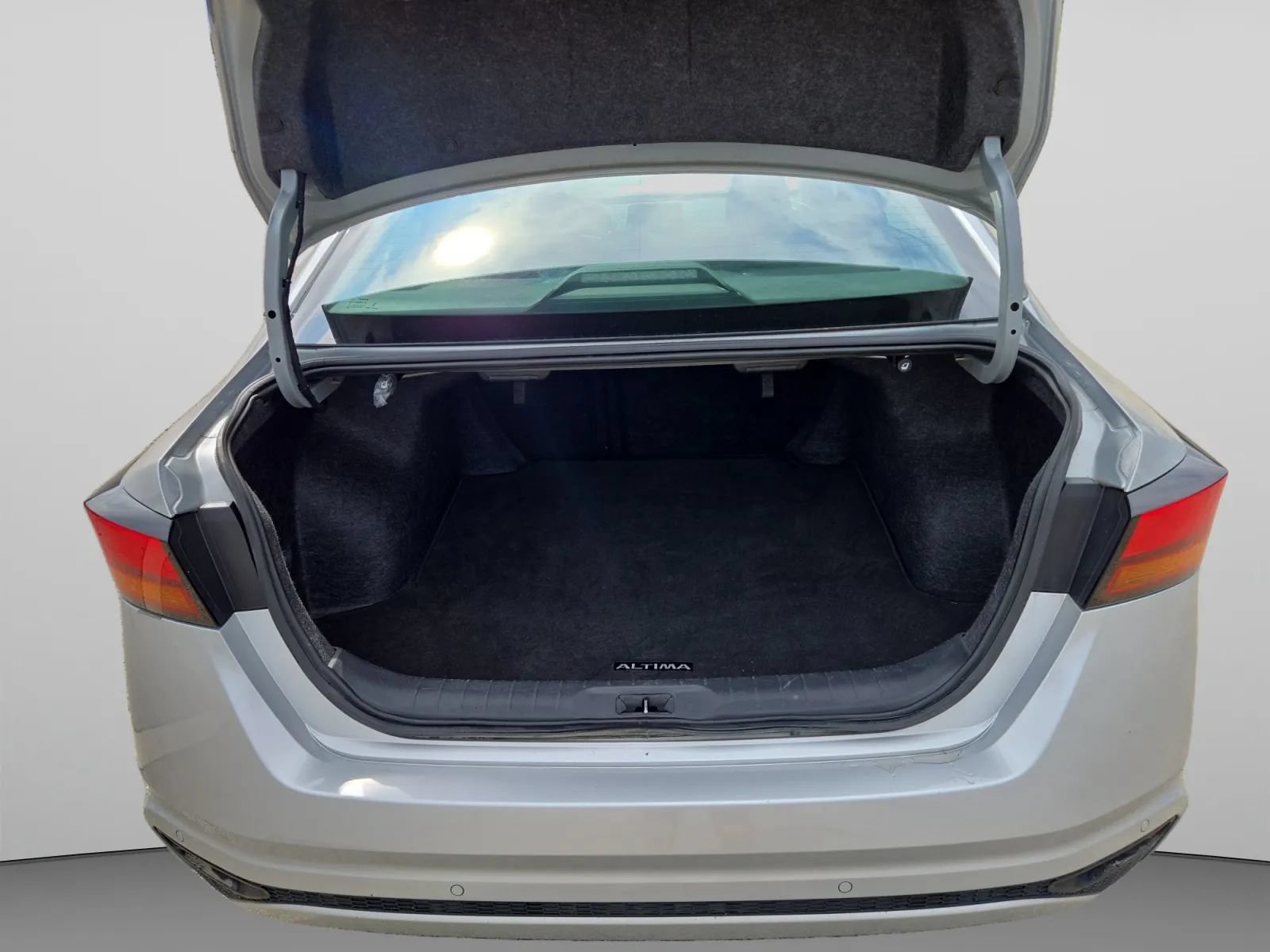 Used 2024 Nissan Altima 2.5 SV FWD image 27