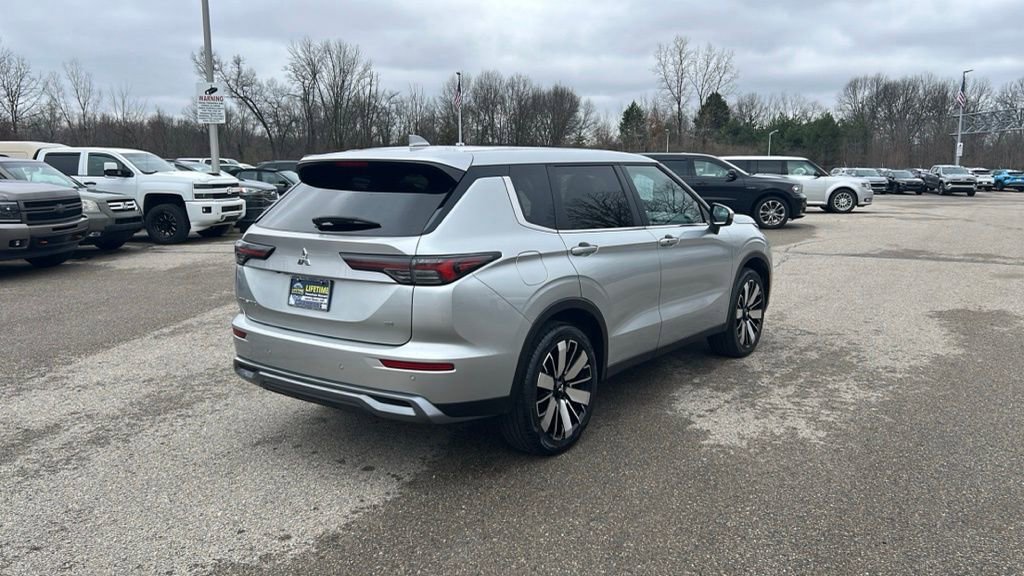 Used 2025 Mitsubishi Outlander SE image 4