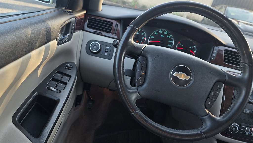Used 2010 Chevrolet Impala LT w/ Luxury Edition Package image 21