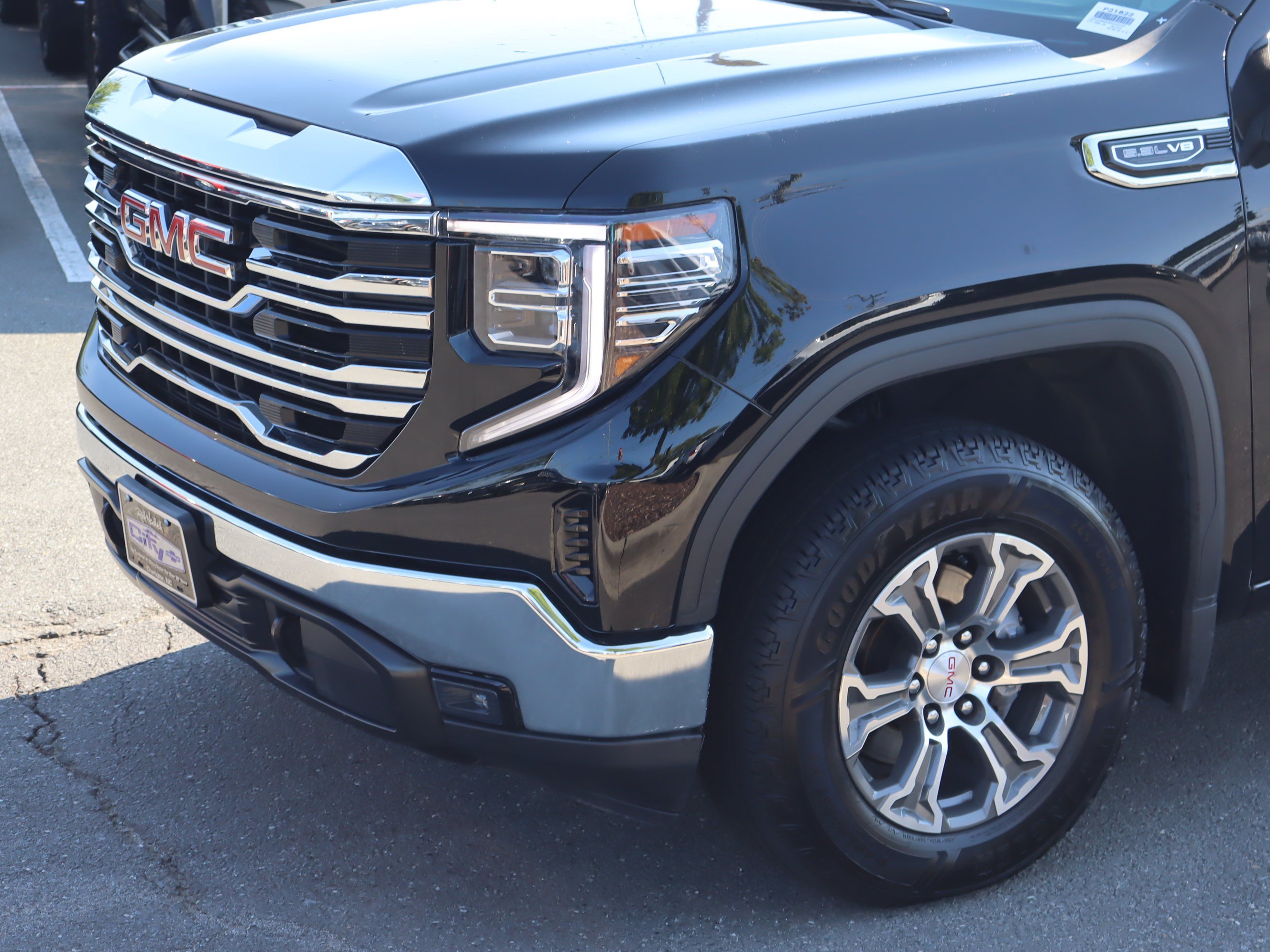 Used 2025 GMC Sierra 1500 SLT AWD/4WD image 6