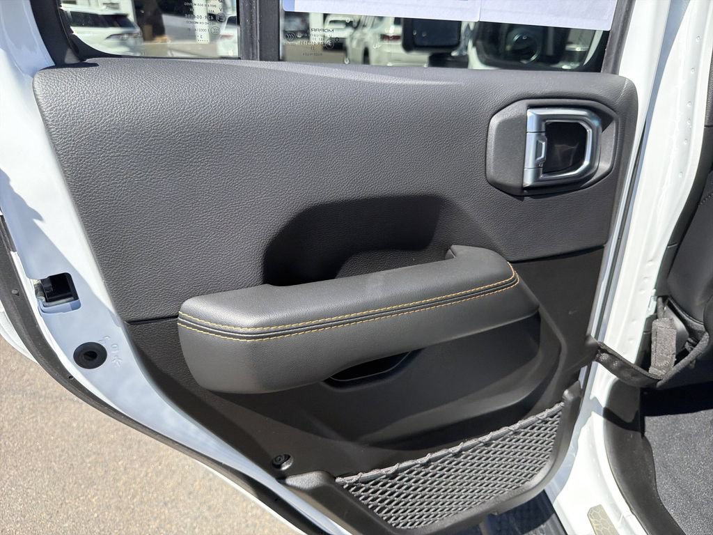 Used 2024 Jeep Wrangler Unlimited Sahara w/ Technology Group AWD/4WD image 13
