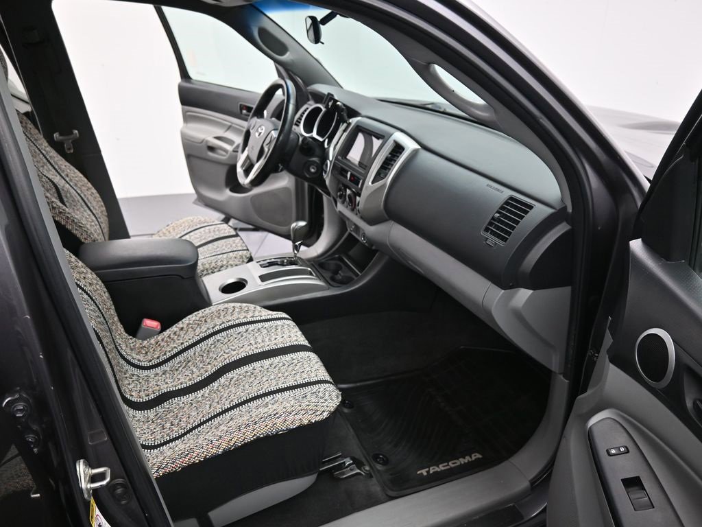 Used 2015 Toyota Tacoma Base image 32