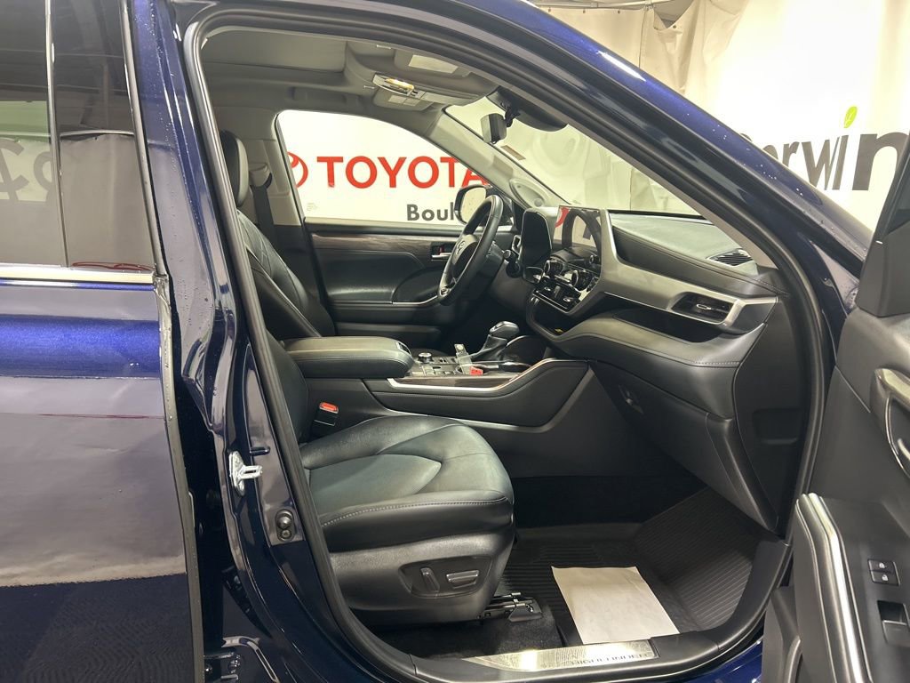 Used 2025 Toyota Highlander Platinum AWD/4WD image 11