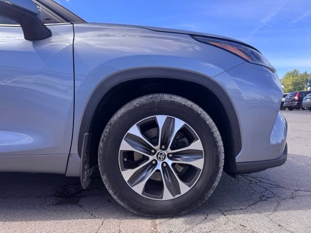 Used 2022 Toyota Highlander XLE AWD/4WD image 9
