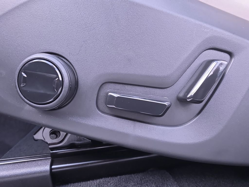 New 2026 Volvo XC90 T8 Plus w/ Protection Package Premier image 33