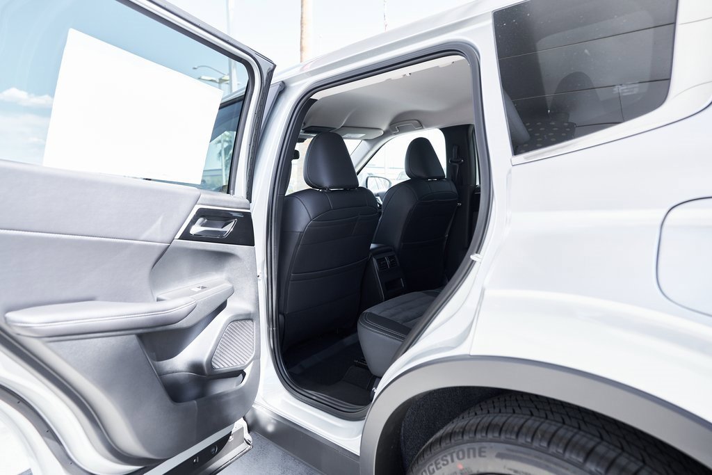 New 2025 Mitsubishi Outlander SE image 16