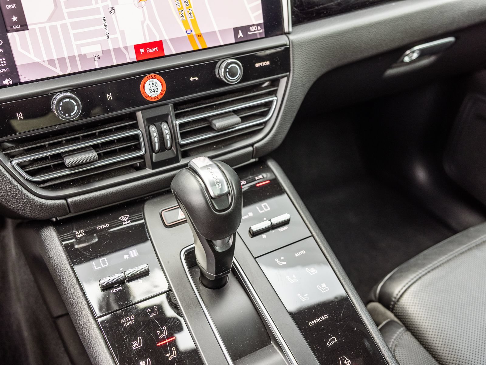 Certified 2024 Porsche Macan AWD/4WD image 14