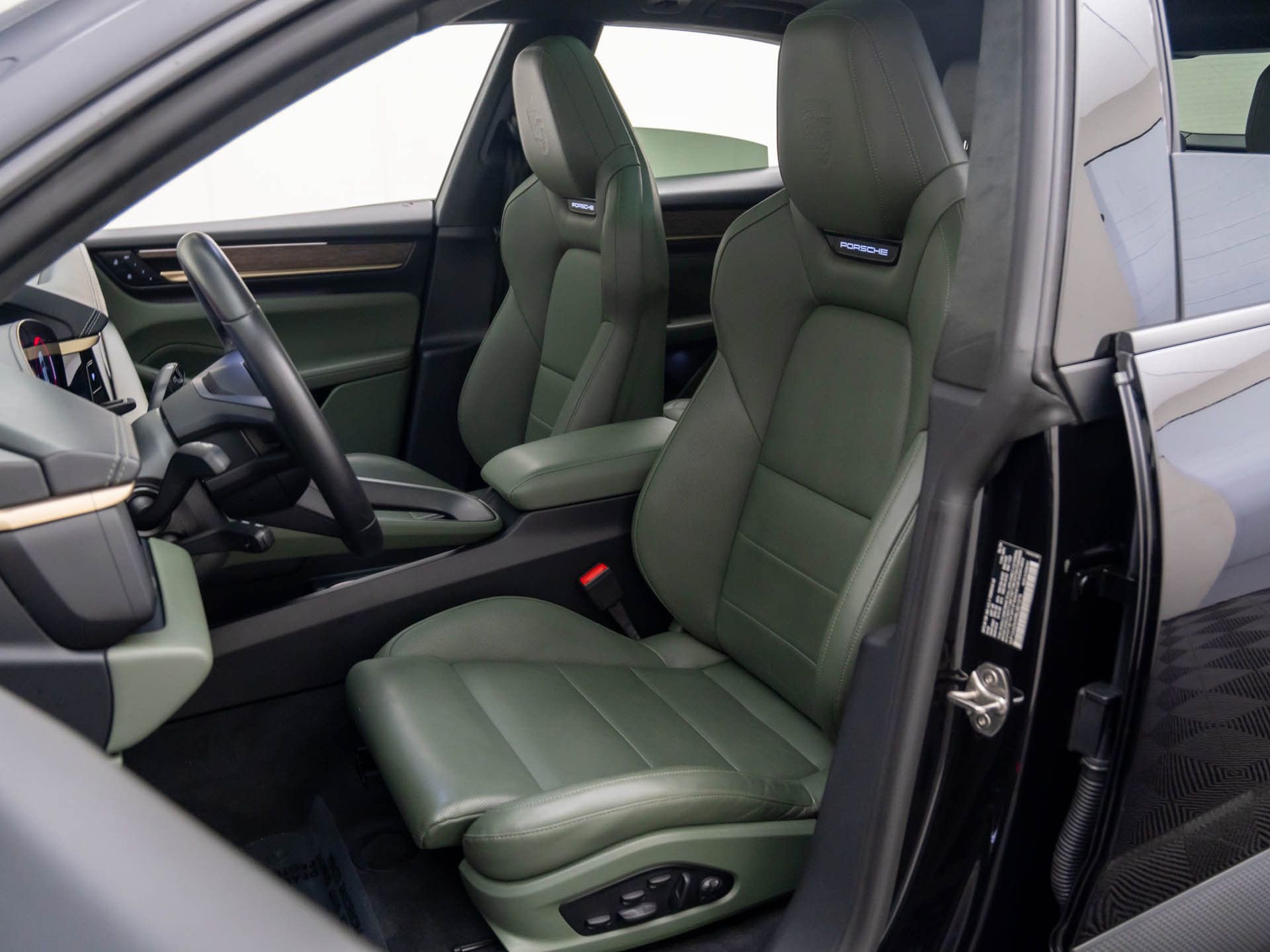 Certified 2024 Porsche Macan 4 Electric image 5