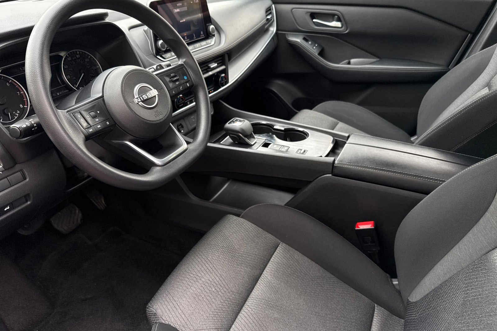 Used 2024 Nissan Rogue SV image 10