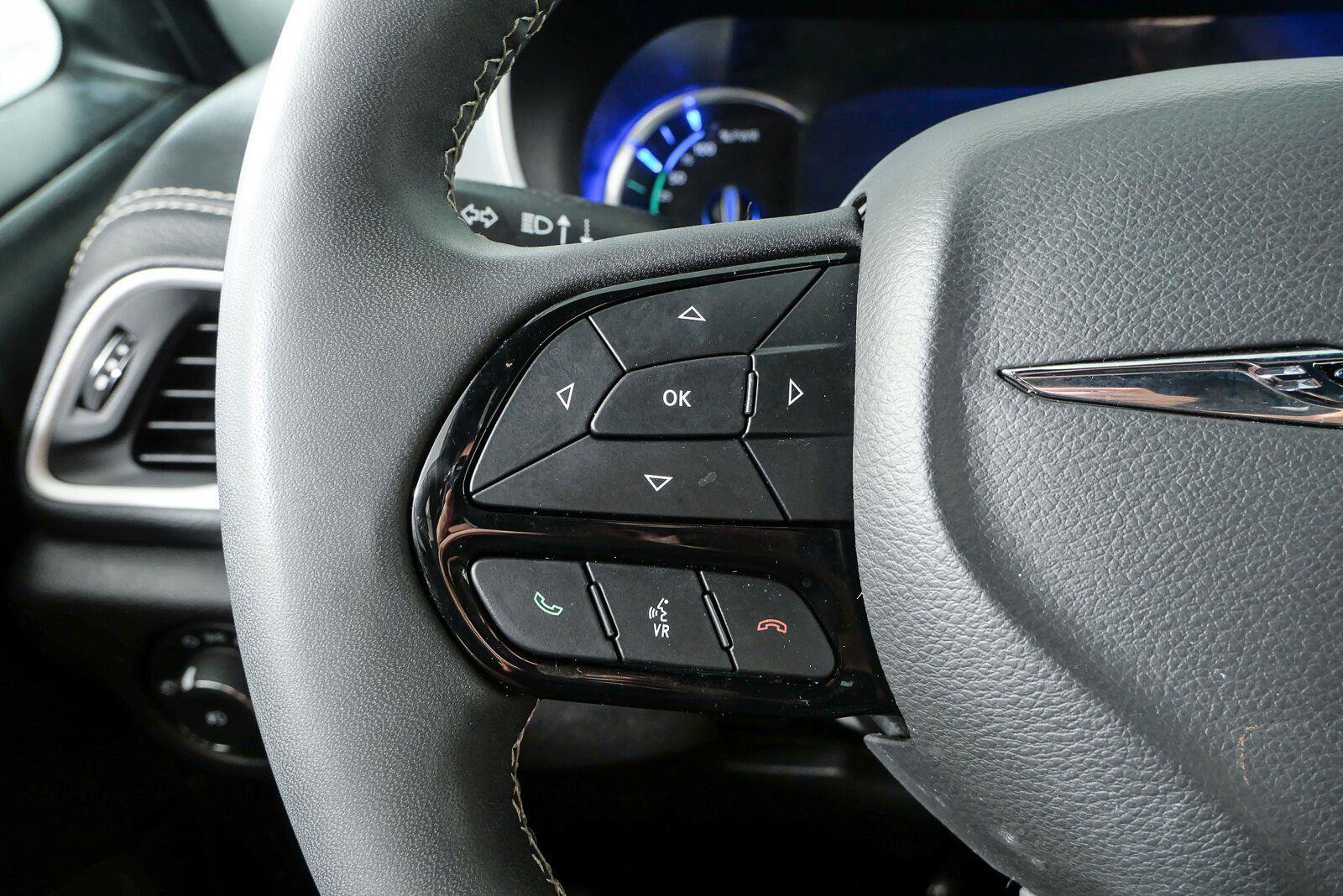 Used 2022 Chrysler Pacifica Touring-L w/ S Appearance Package FWD image 11