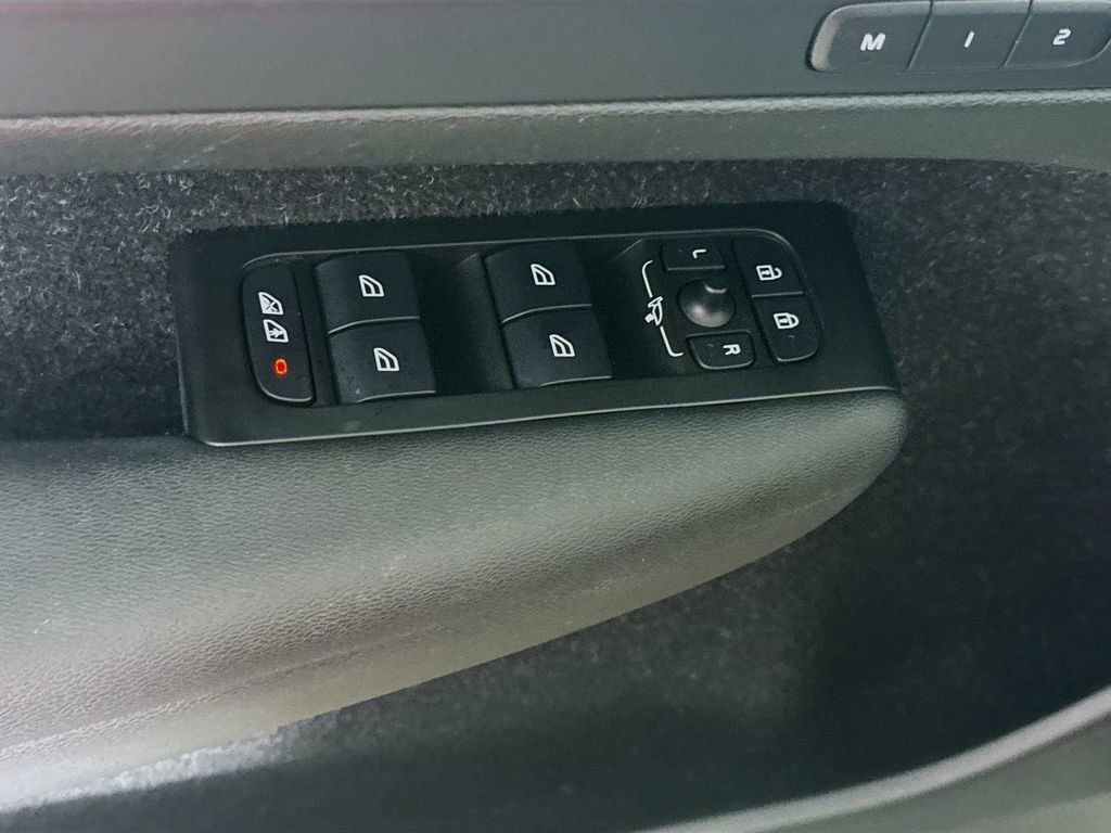 Used 2021 Volvo XC40 T5 R-Design image 19