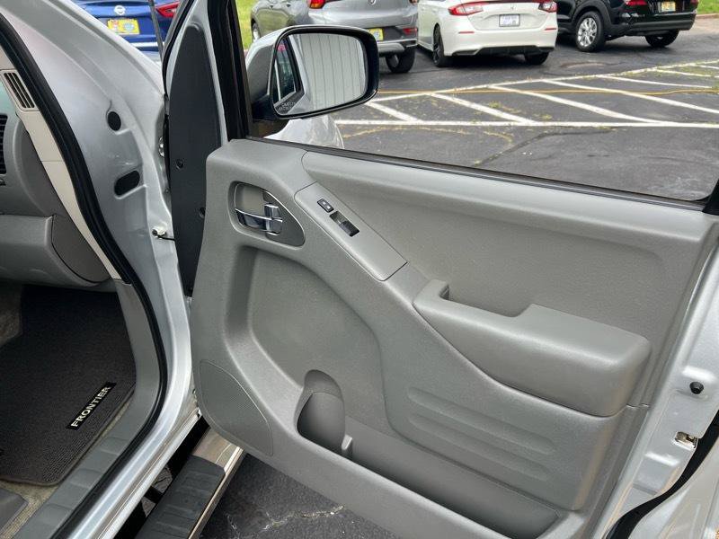 Used 2017 Nissan Frontier SV w/ SV Value Truck Package RWD image 6