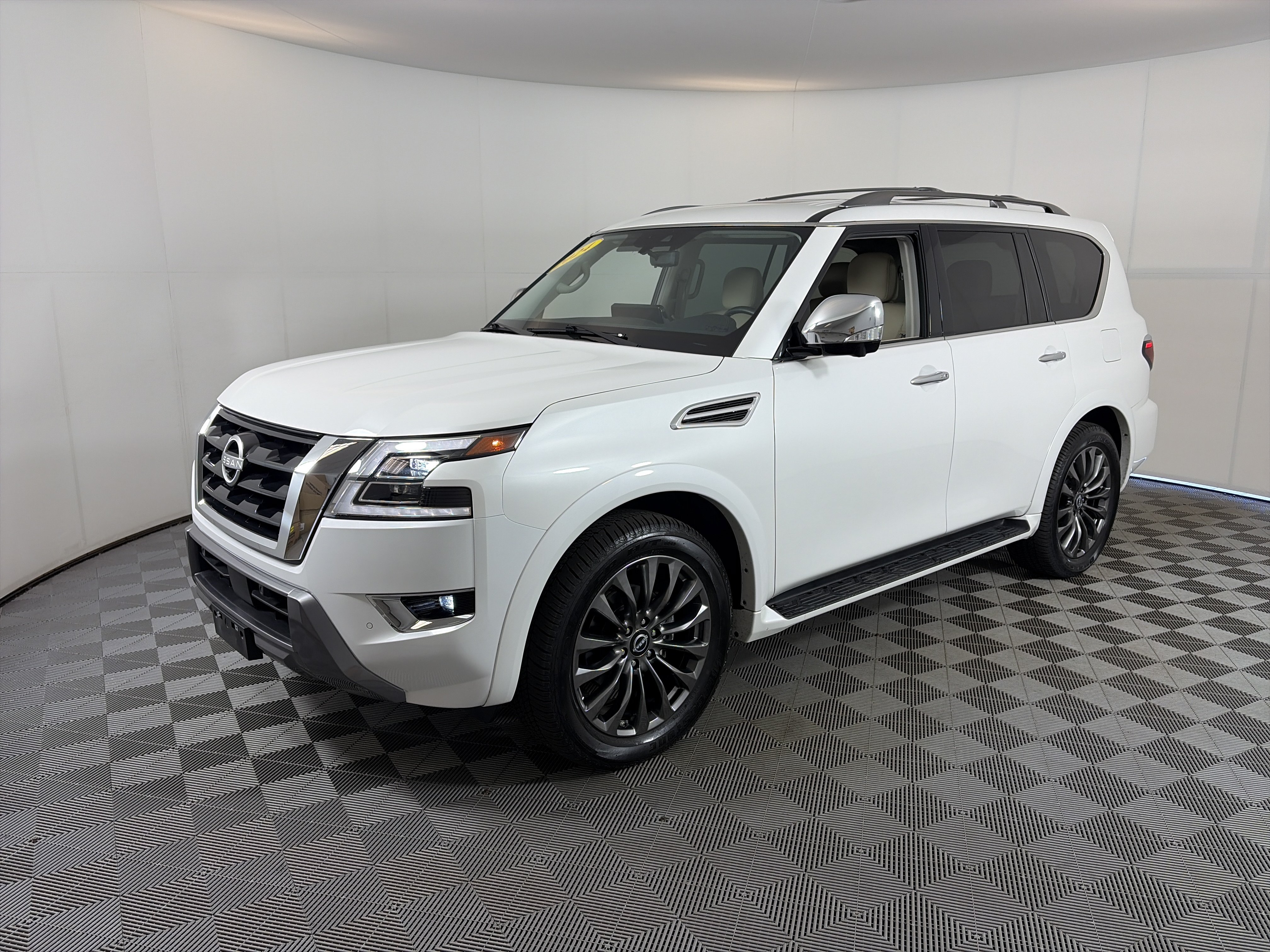 Used 2024 Nissan Armada Platinum w/ Captain's Chairs Package RWD image 2